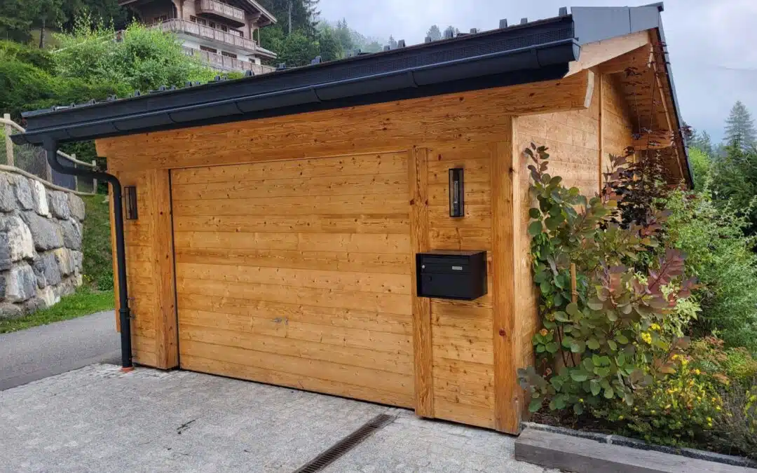 Schwingtüre mit Federn und Holzfüllung