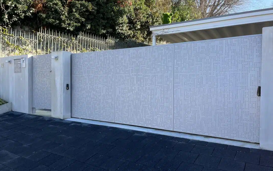 Schiebetor mit Designfüllung