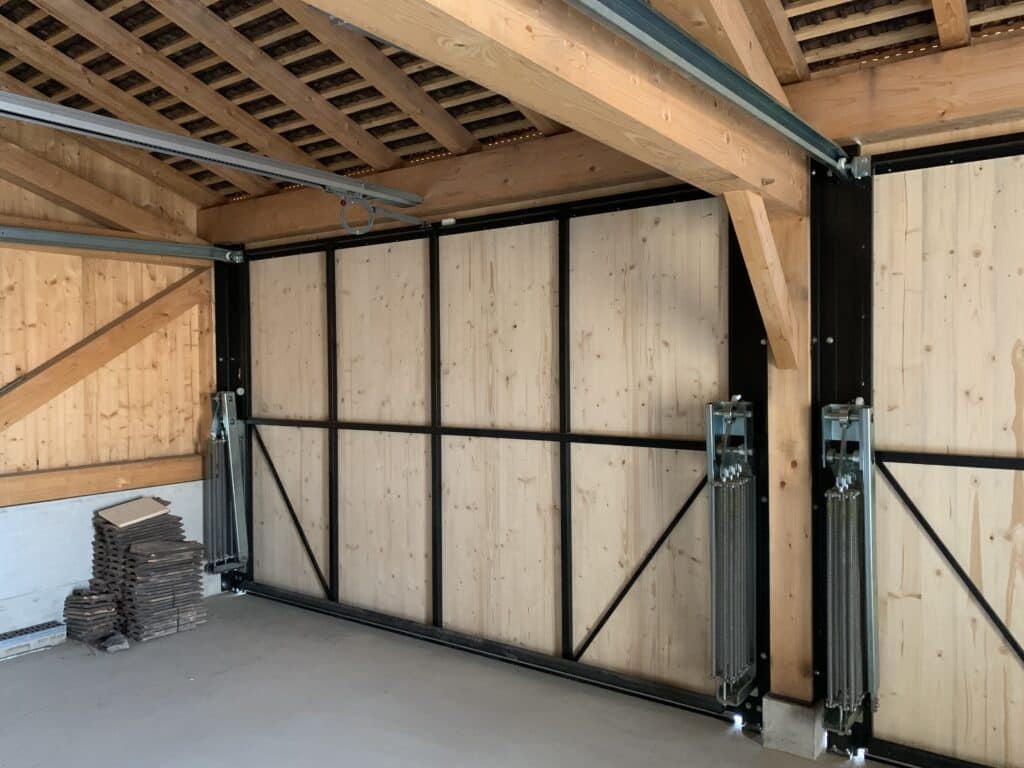 Porte Basculante A Ressorts Avec Remplissage En Bois 1 1024x768