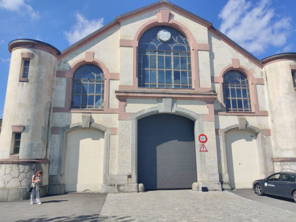 Porte Guillotine A Cables Avec Contrepoids Motorise 1 1 Scaled 1 1024x768