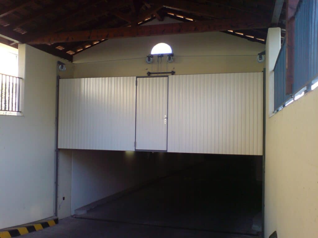 Porte Guillotine A Cables Avec Contrepoids Motorise 3 1024x768