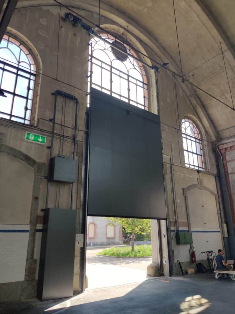 Porte Guillotine A Cables Avec Contrepoids Motorise 6 Scaled 1 768x1024