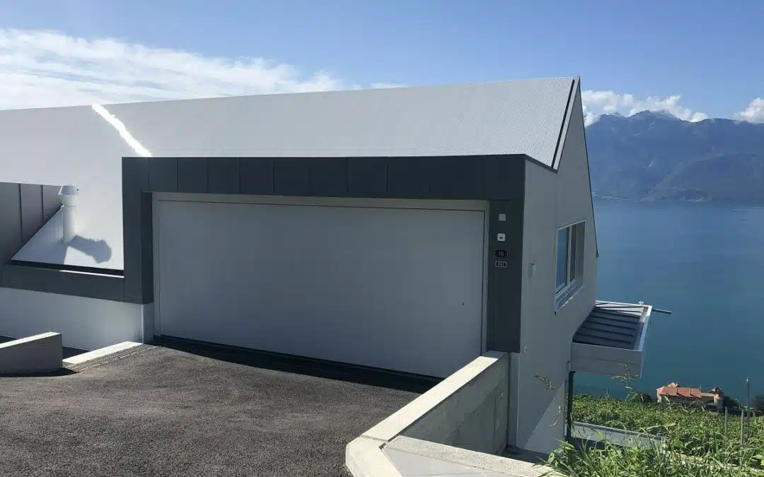 Gefederte Türe bündig mit der Fassade