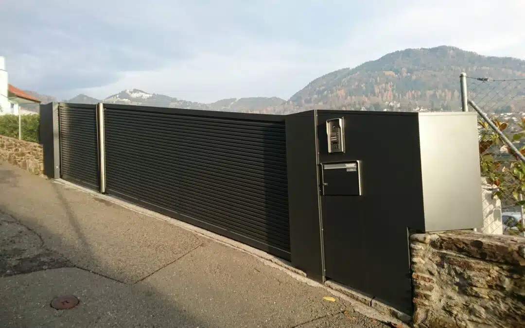 Flügeltor in einem Hang