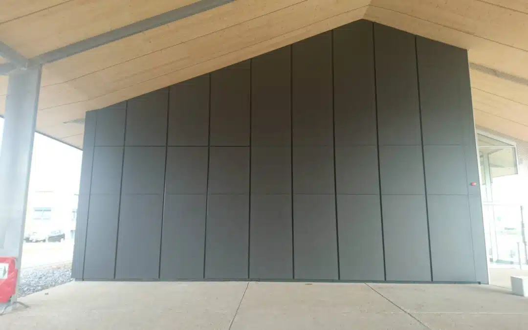 Komplette Fassade mit „unsichtbar“ integrierter Schiebetüre
