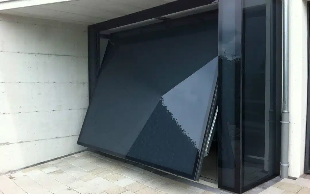 Federklapptor mit Glasfüllung