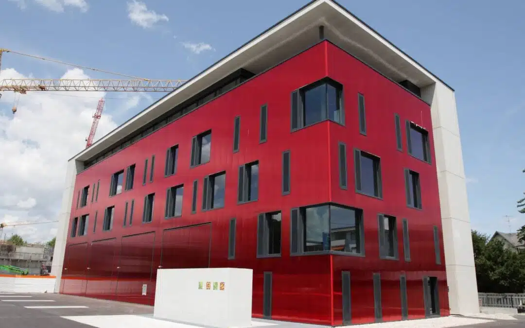 An der Fassade ausgerichtete 4,5T-Gegengewichtstüren mit Schlegelwerk