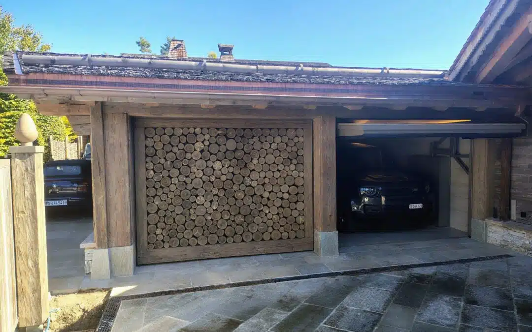 Porte basculante à contrepoids avec remplissage bois